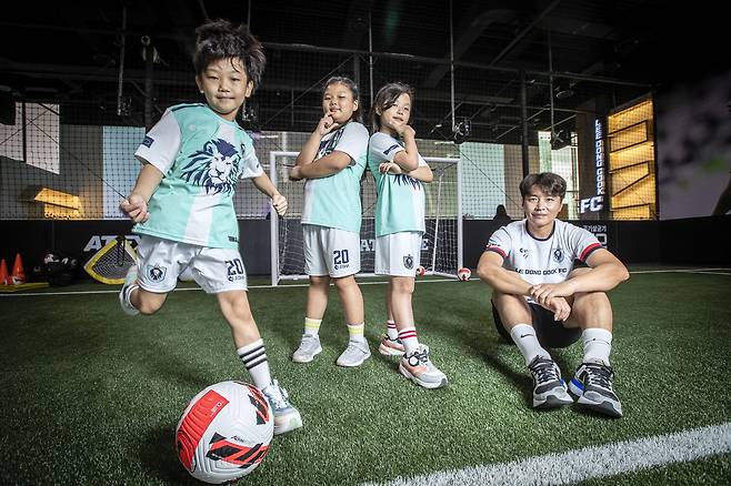 인천 송도의 축구교실에서 만난 이동국과 설아, 수아, 시안(오른쪽부터). 장진영 기자