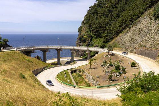 울릉도 일주도로를 한 바퀴 돌면 1시간 30분 쯤 걸린다. 경사진 길, 지그재그 길이 많고 곳곳에서 공사가 진행 중이어서 조심해야 한다. 사진은 울릉도 수층교. 백종현 기자