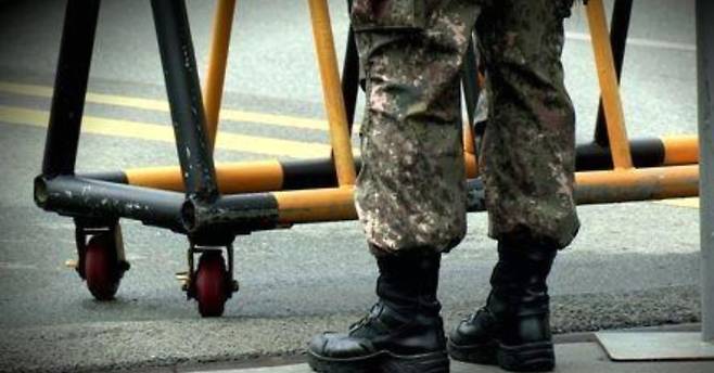 검문소를 지키고 있는 군인. 연합뉴스