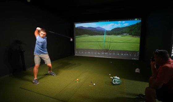 드라이브샷 연습을 하고 있는 브라이슨 디섐보. [사진 디섐보 유튜브 캡처]