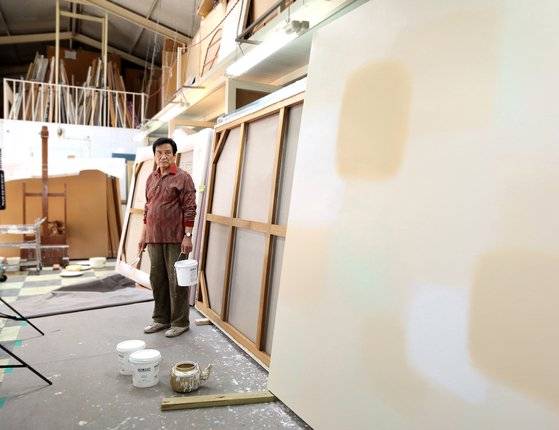 작업실의 서승원 화백. [사진 PKM갤러리]