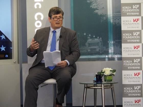 마크 램버트 미 국무부 부차관보가 28일(현지시간) 한국국제교류재단과 애틀랜틱카운슬이 공동주최한 연례 포럼에서 토론하고 있다. [워싱턴 공동취재단]