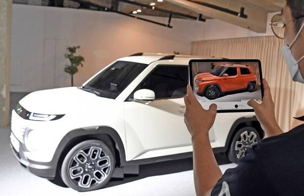 증강현실(AR) 기술로 캐스퍼의 기능을 체험하는 모습. 사진=현대차