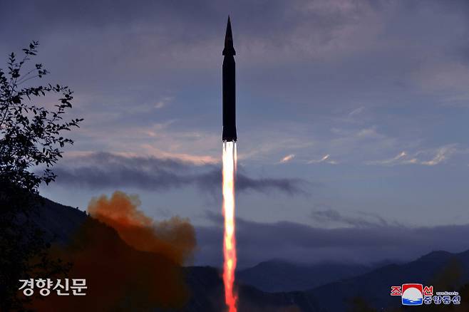 북한이 신형 극초음속 미사일을 처음으로 시험발사했다고 29일 발표했다.