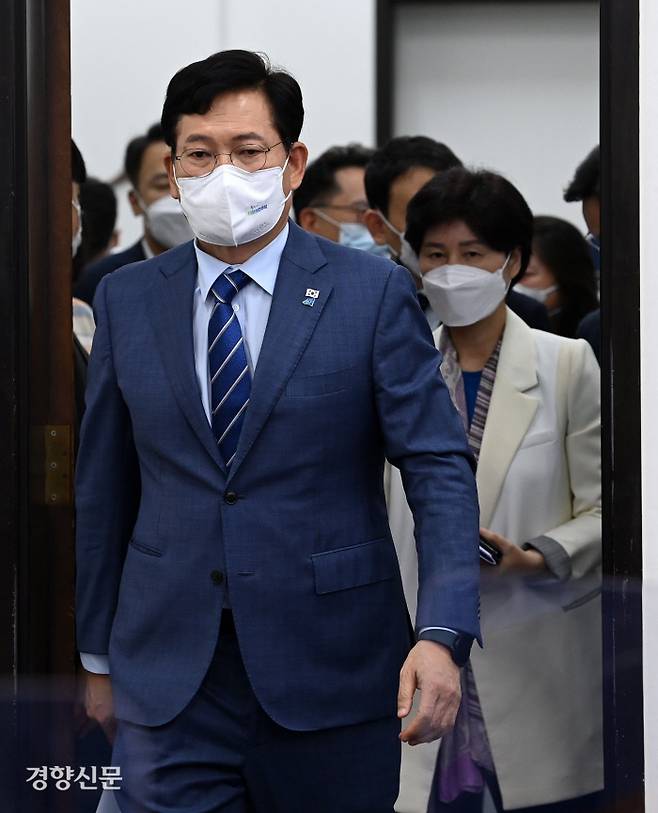 송영길 더불어민주당 대표가 29일 오전 서울 여의도 국회에서 열린 최고위원회의에참석하고 있다./국회사진기자단