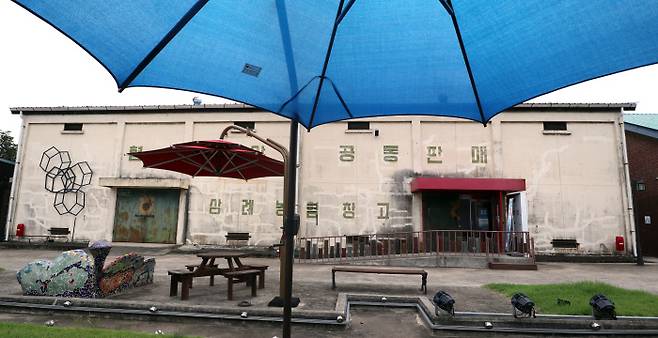 전북 완주군 삼례읍에는 일제강점기에 쓰던 양곡 창고에 조성한 문화공간 ‘삼례책마을’, ‘삼례문화예술촌’이 들어서면서 사람들의 발길이 이어지고 있다. 벽면에 ‘삼례농협창고’라는 글씨가 또렷한 삼례문화예술촌의 건물.