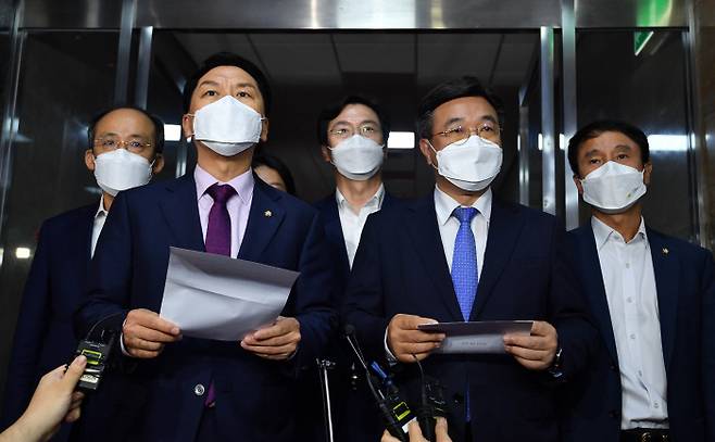 윤호중 더불어민주당 원내대표(앞줄 오른쪽)와 김기현 국민의힘 원내대표(왼쪽)가 29일 국회에서 언론중재법 개정안 논의에 대한 합의문을 발표하고 있다. 국회사진기자단
