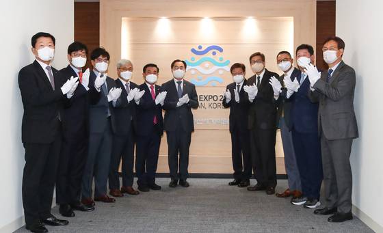 From fifth from left: Rep. Baek Jong-hean of the People Power Party, Ministry of Trade, Industry and Energy Minister Moon Sung-wook, Kim Young-ju, head of the Bid Committee for World EXPO 2030 Busan Korea, and Busan Mayor Park Heong-joon pose for a picture to mark the signboard-hanging ceremony for the bid committee at Gwanghwamun D Tower in central Seoul on Wednesday. [NEWS1]