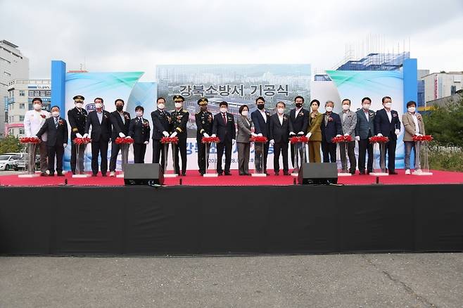 대구 강북소방서 신축 청사 기공식 참석자들이 기념사진을 찍고 있다. (대구소방안전본부 제공) 2021.09.29