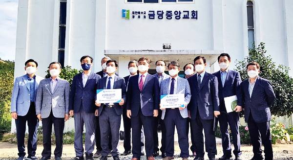 배광식(앞줄 왼쪽 다섯 번째) 예장합동 총회장을 비롯한 임원들이 27일 전남 완도군 금당중앙교회를 방문해 박일중(여섯 번째) 목사와 주요섭(네 번째) 비견도교회 목사에게 격려금을 전달하고 있다. 예장합동 제공