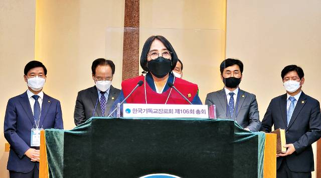 장로교 최초의 여성 총회장으로 추대된 김은경 기장 총회장이 28일 충북 청주제일교회에서 열린 제106회 정기총회에서 말씀을 전하고 있다.