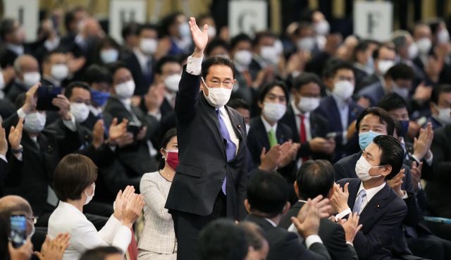기시다 후미오 전 정무조사회장(정조회장) 29일 오후 도쿄도의 한 호텔에서 열린 일본 집권 자민당 총재 선거에서 당선이 확정된 후 손을 들어 인사하고 있다. 교도연합