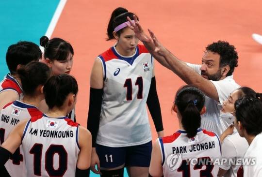배구에서는 감독을 영어로 그냥 '코치(Coach)'라고 부른다. 2020도쿄올림픽 여자배구 세르비아와의 동메달 결정전에서 선수들에게 작전지시를 하는 스테파노 라바리니 감독. [도쿄=연합뉴스 자료사진]