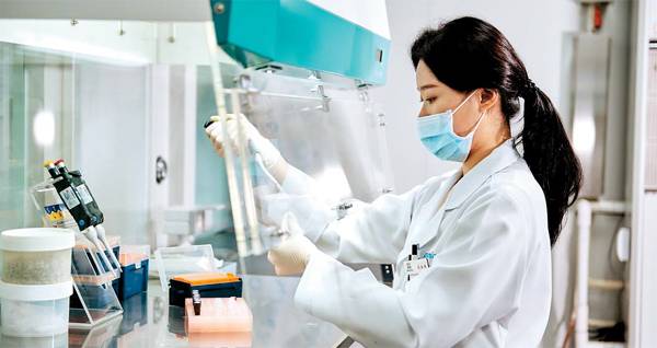 노보믹스 유전자분자진단 의료기기 엔프로파일러원을 통해 위암예후예측을 분석하고 있다. [사진 제공 = 노보믹스]