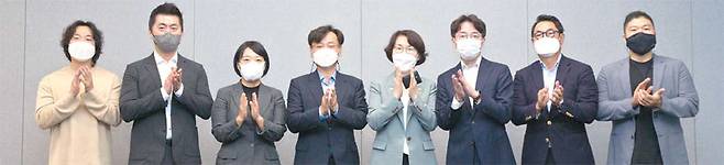 임혜숙 과기정통부 장관이 29일 오전 `디지털 플랫폼 기업 간담회`에서 참석자들과 기념촬영을 하고 있다. 왼쪽부터 홍승일 힐링페이퍼 대표, 김종윤 야놀자 대표, 한성숙 네이버 대표, 박성호 한국인터넷기업협회장, 임 장관, 김범준 우아한형제들 대표, 여민수 카카오 대표, 김본환 로앤컴퍼니 대표.  [사진 제공 = 과학기술정보통신부]