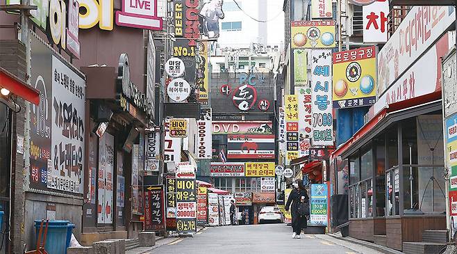 코로나19 사태로 자영업 시장이 초토화된 가운데, 다점포 점주 간 부침이 뚜렷해지는 모습이다. 사진은 프랜차이즈 매장이 즐비한 종각의 먹자골목 거리. <한주형 기자>