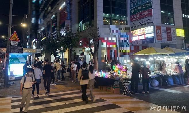 26일 오후 9시쯤 서울 마포구 홍대입구역 9번출구 인근에서 외국인 4명이 모여 이야기를 나누고 있다. /사진 = 김성진 기자