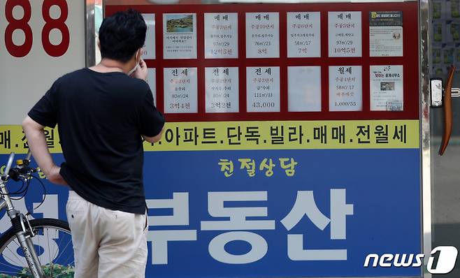 서울 노원구 한 부동산 중개업소에 주택 매매와 전세 매물 시세가 붙여있다.   /사진제공=뉴스1