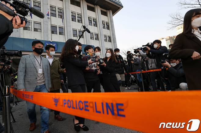 인터넷 메신저 텔레그램에서 미성년자를 포함한 최소 74명의 성 착취물을 제작·유포한 혐의를 받는 '박사방' 운영자 조주빈(25)이 지난해 3월 종로경찰서에서 서울중앙지방검찰청으로 이송되고 있다.  /사진=뉴스1