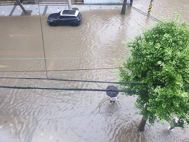지난해 7월, 폭우로 인해 인근도로가 침수된 사상구 일대./사진=박비주안 기자