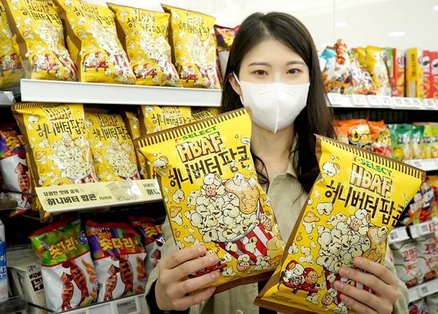 세븐일레븐의 PB상품인 '세븐셀렉트 바프허니버터팝콘'이 편의점 스낵 카테고리 부동의 1위였던 '새우깡'을 밀어내고 9월 스낵 카테고리 판매 1위를 차지했다./사진제공=세븐일레븐
