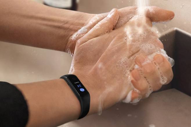 삼성전자 ‘갤럭시핏2’ 제품 이미지. 갤럭시핏2는 IP68 방수 등급을 지원해 수영이나 세차, 샤워할 때도 무리 없이 착용할 수 있다. 최소 26만9000원 가격으로 출시된 최신 스마트워치 ‘갤럭시워치4’와 같은 방수 등급이다. [삼성전자 홈페이지 캡처]