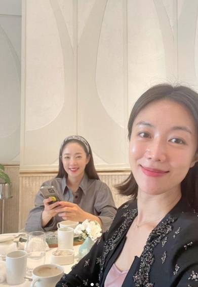 Seo Hyun-jin and Park Eun-young, who were former Announcers, boasted warm friendship.Seo Hyun-jin released a photo of her with Park Eun-young on September 28th in her instagram, and the two of them are spending a lot of time together at a hotel restaurant.As a former Announcer, both of them are showing off their elegant beauty.Seo Hyun-jin then expressed his affection for Park Eun-young, adding, The day I ate a pretty girl and a pretty girl in a good place.The friendship between the Announcers and seniors gives a warm heart.