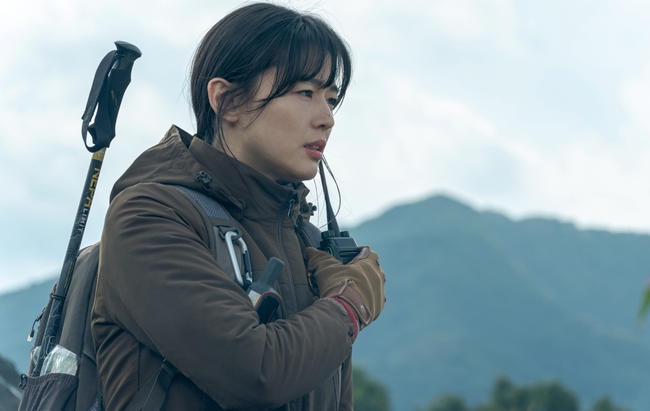 Jun Ji-hyun is coming to Jirisan National Park as the best Ranger.Jirisan (playplay by Kim Eun-hee/Lee Eung-bok/ Production Aestori, Studio Dragon, and Wind Pictures), a special TVN 15th anniversary project that is scheduled to air on October 23, is a mystery drama about the story of Seoigang (Jun Ji-hyun), the best Ranger in Jirisan National Park, and Kang Hyun-jo (Ju Ji-hoon), a new Ranger with unspeakable Secrets, digging into the mysterious thoughts that take place in the mountains.In the released photos, Jun Ji-hyun (Seoigang Station), who has already been integrated with the character, is captured and makes his heart beat.It is a Great Smoky Mountains National Park ranger that protects Jirisan and rescues the victims in the play, and it is completely transformed into the best Seoi River station.The Seoi River, which is on the top of the Jirisan peak, is searching the surrounding area with a telescope.Various equipments around the body, such as a tightly carried backpack, climbing stick, GPS for location tracking, radio, and structural climbing harness, make you guess the intense daily life of Rangers who will run to prevent a distress accident that will happen and prevent it.Especially, as if she had discovered something, the Seoi River turned on the radio with serious eyes, and at the end of the gaze, she was Onedering what danger she could prevent.In another photo, the Seoi River is forced to rescue despite the dark darkness and heavy rains, and the breathtaking scene of climbing only by lantern lights makes the hearts feel sad.Also, she is so hot to save the victim that she is so cynical that she is looking at the mountain itself.Above all, I am looking forward to her transform to overwhelm viewers in the second half of this year, what density and intensity control Jun Ji-hyun will express such colorful sides of the Seoi River.