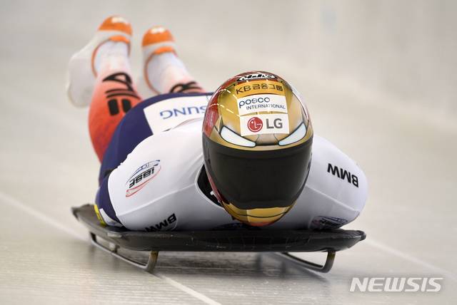 [시굴다(라트비아)=AP/뉴시스]윤성빈이 15일(현지시간) 라트비아 시굴다에서 열린 2019-2020 국제봅슬레이스켈레톤연맹(IBSF) 월드컵 8차 남자 스켈레톤에 출전해 경기하고 있다. 윤성빈은 1·2차시기 합계 1분41초15로 3위를 기록해 동메달을 차지해 이번 시즌 총 5개의 월드컵 메달(금1 은2 동2)을 획득했다. 2020.02.16.