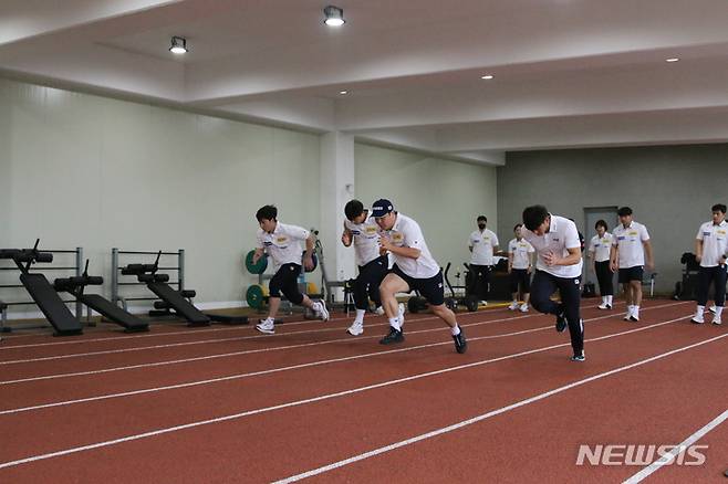 [서울=뉴시스] 훈련 중인 봅슬레이 대표팀. (사진=대한봅슬레이스켈레톤연맹 제공)