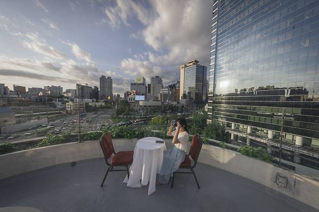 [서울=뉴시스] 연극 '코오피와 최면약'. 2021.09.29. (사진 = 국립극단 제공) photo@newsis.com