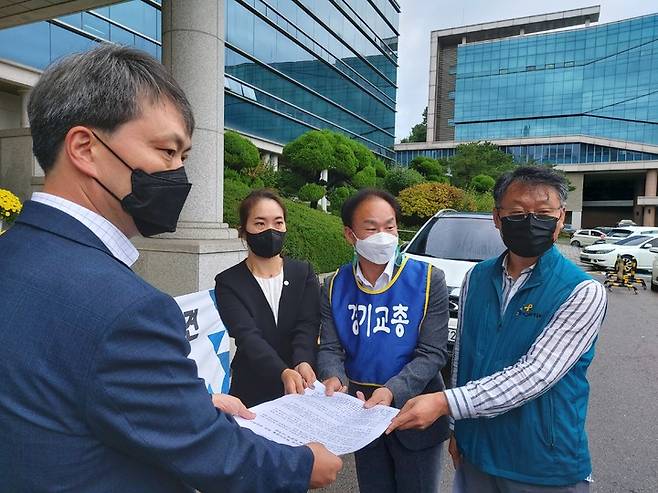 [수원=뉴시스] 29일 경기도교육청 수원 남부청사 앞에서 경기도 3개 교원단체가 개별 학교별 스쿨넷 사업자 선정에 반발하는 공동 기자회견을 열고 도교육청 담당자에게 관련 입장문을 전달하고 있다. (사진=경기교총 제공) *재판매 및 DB 금지