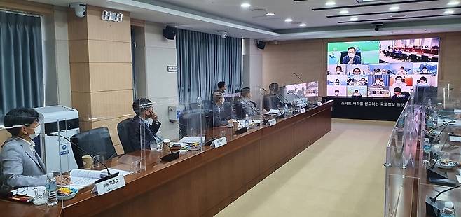 [전주=뉴시스] 강명수 기자 =한국국토정보공사(LX)가 29일 전북혁신도시 본사에서 청렴 리더십 강화를 위한 제3회 옴부즈퍼슨 정기회의를 하고 있다. (사진 =한국국토정보공사 제공) 2021.09.29. photo@newsis.com *재판매 및 DB 금지