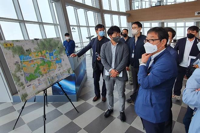 [안동=뉴시스] 하대성 경북도 경제부지사가 29일 도청 신도시 2단계 건설사업 현장을 찾아 추진 현황을 점검하고 있다. (사진=경북도 제공) 2021.09.29 *재판매 및 DB 금지