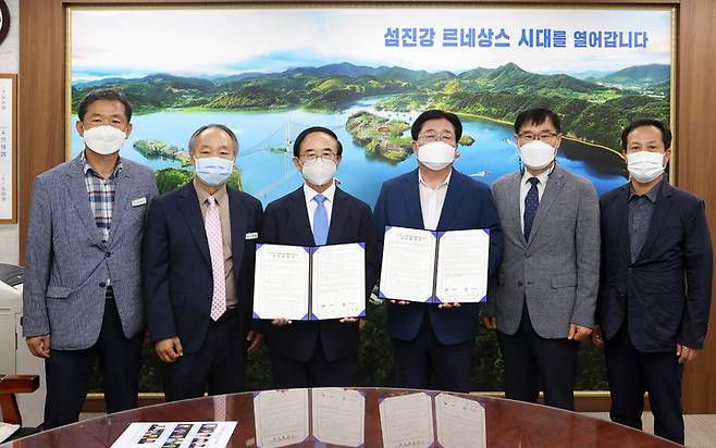 29일 임실군청에서는 열린 임실군과 전북개발공사의 '오수지구 도시재생 뉴딜사업' 추진을 위한 업무협약, 심민 군수(왼쪽 세번째)와 김천환 사장(왼쪽 네번째)이 협약서에 서명한 뒤 기념촬영을 하고 있다. *재판매 및 DB 금지