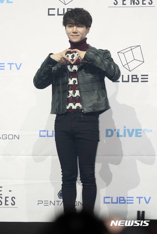 [서울=뉴시스]최진석 기자 = 그룹 펜타곤의 진호가 6일 오후 서울 광진구 예스24라이브홀에서 열린 '두 번째 미니 앨범 Five Senses(오감)' 발매 기념 쇼케이스에 참석해 포즈를 취하고 있다. 2016.12.06. myjs@newsis.com