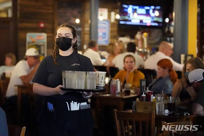 [AP/뉴시스] 미국 테네시 내쉬빌의 9월10일 레스토랑 모습. 관광업이 다시 활기를 찾고 있다
