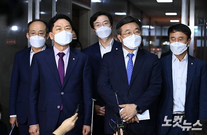 윤호중 더불어민주당 원내대표와 김기현 국민의힘 원내대표가 29일 국회에서 박병석 국회의장 주재로 열린 언론중재법 관련 여야 원내대표 회동을 마치고 합의문을 발표한 뒤 취재진의 질의에 답변하고 있다. 윤창원 기자