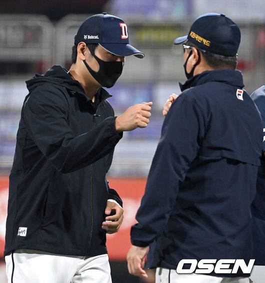 [OSEN=수원, 최규한 기자]승리투수 두산 곽빈이 김태형 감독과 인사를 나누고 있다. 2021.09.29 / dreamer@osen.co.kr