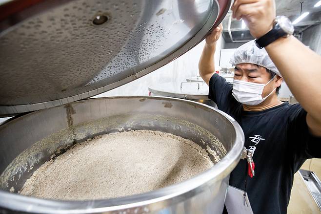 약주가 익어가는 발효조를 들여다 보는 김 대표.