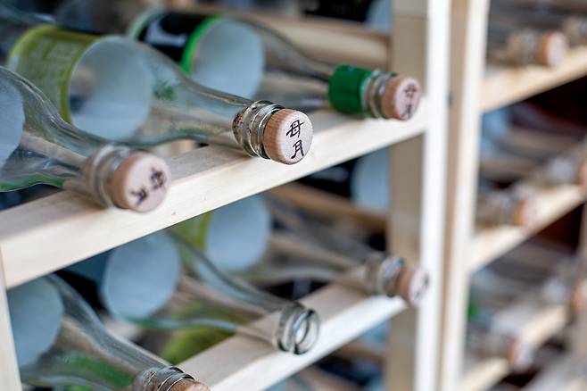 모월은 독자적으로 디자인한 치마 모양 병을 사용하고, 원가가 비싼 코르크 마개를 사용하는 등 전통주의 고급화에 신경 쓰고 있다.