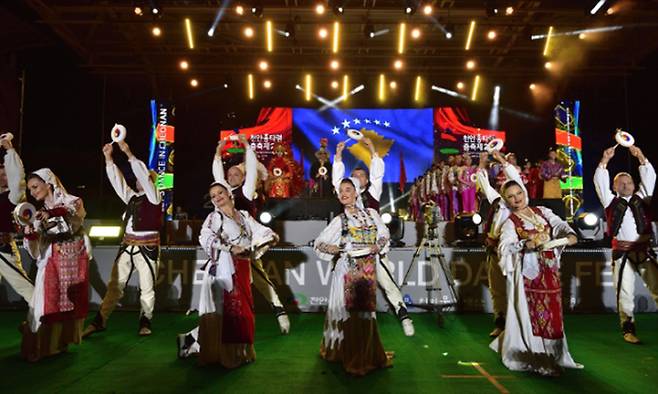 2019년 천안삼거리공원 주무대에서 열린 천안흥타령춤축제 개막식 모습.