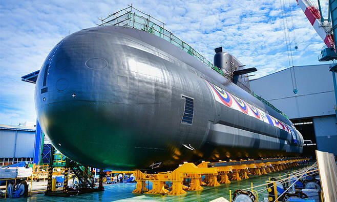 해군의 3000t급 잠수함 3번함 신채호함이 울산 현대중공업 조선소에서 모습을 드러내고 있다. 해군과 방위사업청은 28일 현대중공업에서 신채호함 진수식을 개최하면서 관련 사진을 공개했다. 해군 제공