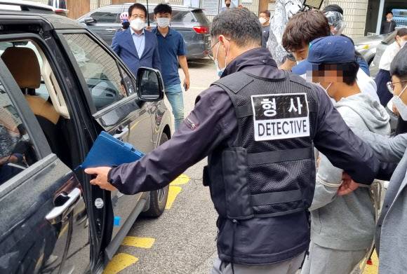 탈주 뒤 28시간 만에 자수한 20대 A씨가 28일 오전 의정부지법에서 열린 구속 전 피의자심문(영장실질심사)을 마치고 법원 현관을 나오고 있다. 뉴시스