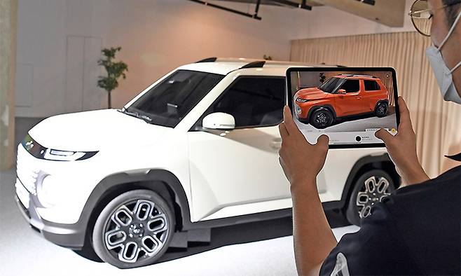 지난 27일 경기 용인 캐스퍼 스튜디오에서 한 참가자가 증강현실(AR) 기능을 활용해 현대차의 경형 스포츠유틸리티차(SUV) 캐스퍼를 둘러보고 있다. 현대차 제공