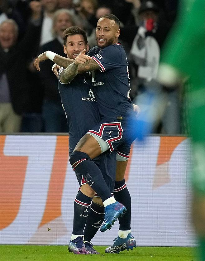PSG 공격수 리오넬 메시(왼쪽)가 29일 프랑스 파리 파르크 데 프랭스에서 열린 맨시티와의 2021∼2022 UCL 조별리그 A조 2차전에서 자신의 새 팀 데뷔골을 터뜨린 뒤 팀 동료 네이마르와 함께 환호하고 있다. 파리=AP연합뉴스