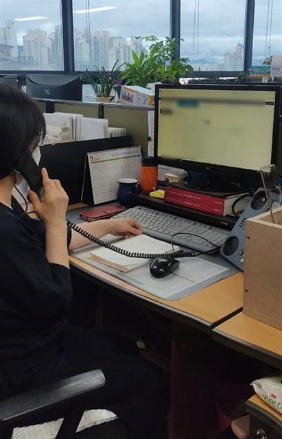 서울 성북구의 건강 주치의로 활동하고 있는 한 방문 간호사가 전화 상담을 통해 어르신의 건강 상태를 확인하고 있다.성북구 제공