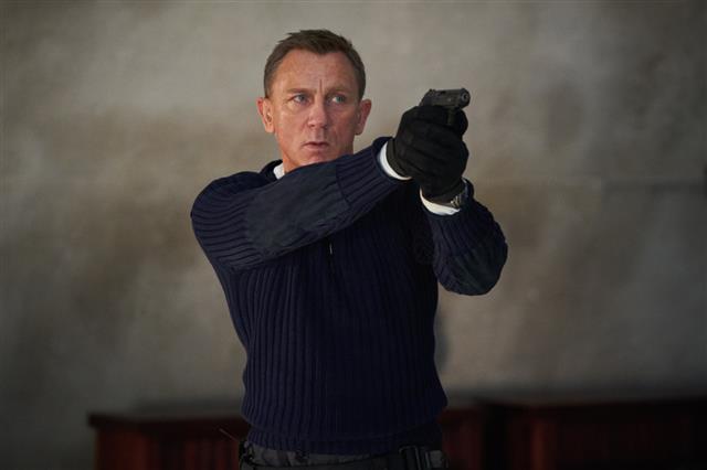 2006년 ‘007 카지노 로얄’로 시리즈에 합류한 대니얼 크레이그는 ‘007 퀀텀 오브 솔러스’(2008), ‘007 스카이폴(2012)’, ‘007 스펙터’(2015)에서 신사보다는 전사에 가까운 제임스 본드를 연기했다. 그는 ‘007 노 타임 투 다이’에서 15년의 본드 임무를 마무리한다.유니버설픽처스 제공