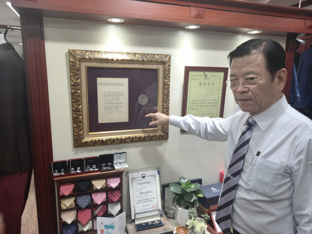 이정구 명장이 서울 삼성동 코엑스 골드핑거 매장에서 자신이 받은 상들에 대해 설명하고 있다./사진=송영규