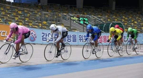 ‘역대 최약체’라는 수식어가 따라다니던 26기 경륜 선수들이 최근 선발급에서 맹활약을 보여주고 있다. 선수들의 경주 모습. 사진제공 l 국민체육진흥공단